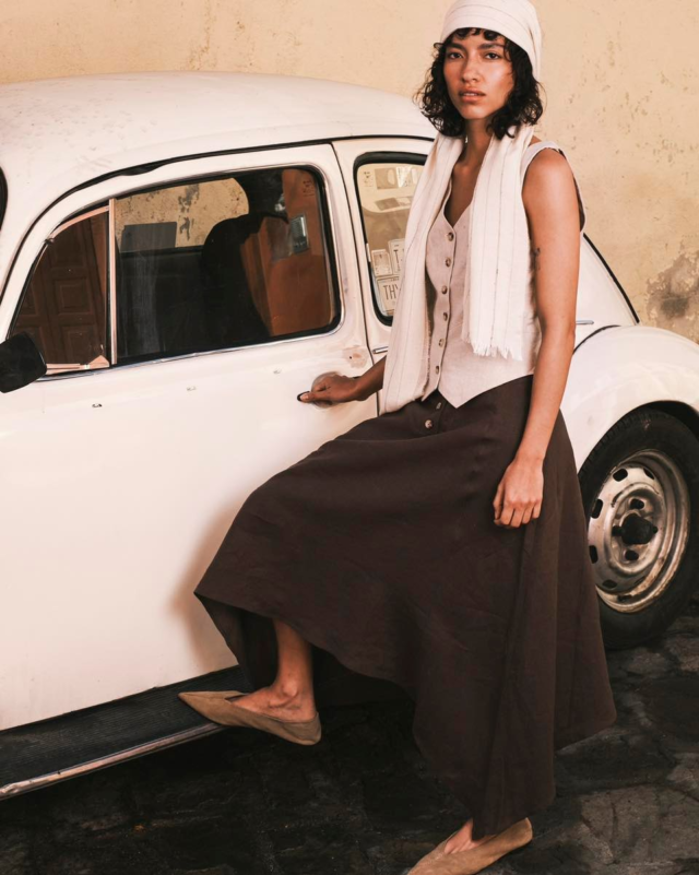 Boho chic elegance, authentic Made in Italy. This linen skirt, crafted from fine fabrics and handmade, is a tribute to Italian craftsmanship. Every detail tells a story of passion and care. Perfect for those who love a natural yet sophisticated style. #BohoChic #MadeInItaly #Craftsmanship #QualityLinen