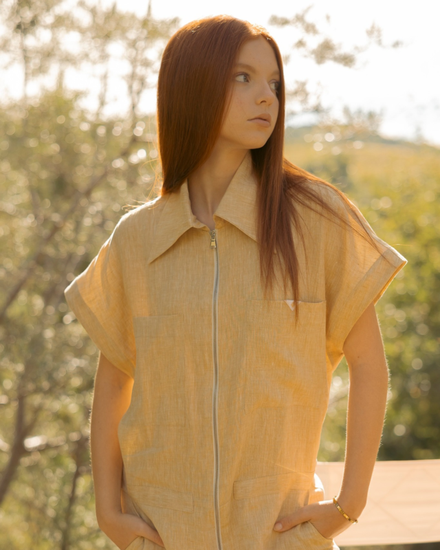 In the golden light of summer, simplicity becomes elegance. The new MEERA jumpsuit embodies the essence of balance: soft lines, natural fabrics, and a design created for those who choose to feel free, always. Wearing it feels like walking barefoot on grass — a gentle embrace of style, comfort, and harmony. Perfect for a day in the city or a weekend surrounded by nature — because true elegance is conscious, essential, and authentic. ✨ MEERA – your journey towards conscious elegance. Nella luce dorata dell’estate, la semplicità diventa eleganza. Il nuovo jumpsuit MEERA incarna l’essenza dell’equilibrio: linee morbide, tessuti naturali e un design pensato per chi sceglie di sentirsi libera, sempre. Indossarlo è come camminare scalza sull’erba: una carezza di stile, comodità e armonia. Perfetto per una giornata in città o un weekend immersa nella natura — perché la vera eleganza è consapevole, essenziale, autentica. ✨ MEERA – il tuo viaggio verso un’eleganza consapevole. #MEERA #BeingIsTheNewLuxury #ConsciousElegance #EthicalFashion #MadeInItaly #NaturalLinen #SlowFashion #EssentialStyle #MinimalChic #SustainableWardrobe #EcoFashion #ModernFemininity #SoftPowerStyle #TimelessDesign #LessIsMore #NatureInspiredFashion #OrganicStyle #ModaItaliana #StileConsapevole #EleganzaSenzaTempo #ModaEtica #LinoNaturale #ModaFemminile #ArtigianatoItaliano #MadeInUmbria