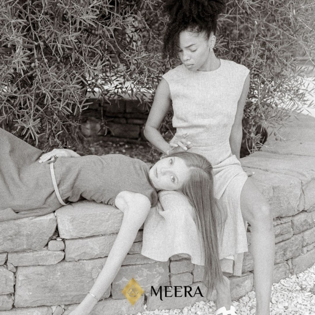 In the heart of Italy, among ancient olive trees and stone-bound silence, two women meet. One seated, the other resting. One holding space, the other surrendering. A quiet harmony, balanced between strength and softness. Our garments, crafted in natural linen, are gentle on the skin and pure in form. Earth-inspired tones — sand, grain, warm stone — reflect a femininity that doesn’t need to shout. Tailored details, clean lines, flowing shapes: freedom is also how you move through your clothes. This image is a glimpse into our world. An invitation to slow down. To feel. To be. MEERA – Wearing Poetry. #MeeraEssence #NaturalLinen #ItalianTailoring #ConsciousFashion #UmbrianSoul #QuietLuxury #TimelessStyle #MadeInUmbria #SoftPower #MEERA Nel cuore dell’Italia, tra antichi uliveti e silenzi di pietra, si incontrano due donne, due energie. Una seduta, l’altra distesa. Una che accoglie, l’altra che si abbandona. Un’armonia silenziosa, in equilibrio tra forza e delicatezza. I capi in lino naturale, essenziali e morbidi sulla pelle, raccontano la nostra estetica: pulita, autentica, senza tempo. Colori ispirati alla terra — sabbia, grano, pietra calda — per una femminilità che non ha bisogno di urlare. Dettagli sartoriali, tagli netti, vestibilità fluide: perché la libertà è anche nel modo in cui ti muovi nei tuoi abiti. 📍Questa immagine è uno scorcio del nostro mondo. Un invito a rallentare. Sentire. Essere. MEERA – Poesia da indossare. #MeeraEssenza #LinoNaturale #SartoriaItaliana #ModaConsapevole #UmbriaInFiore #QuietLuxury #MinimalElegance #MadeInUmbria #SoftPower #MEERA